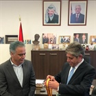باسم الرئيس محمود عباس السفير طوباسي يقلد سكرتير عام حزب “سيريزا” باليونان وسام “نجمة الصداقة”