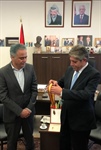 باسم الرئيس محمود عباس السفير طوباسي يقلد سكرتير عام حزب “سيريزا” باليونان وسام “نجمة الصداقة”