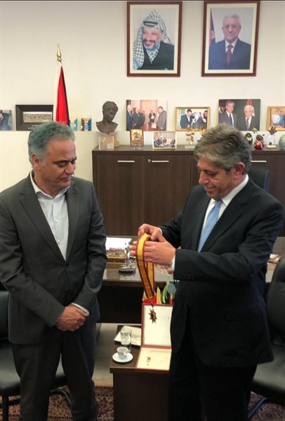 باسم الرئيس محمود عباس السفير طوباسي يقلد سكرتير عام حزب “سيريزا” باليونان وسام “نجمة الصداقة”