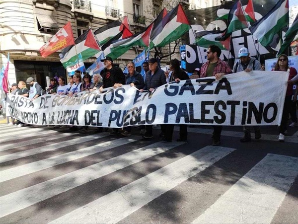 الالاف يحتشدون بوقفة تضامنية امام السفارة الفلسطينية في الارجنتين لتنديد بالعدوان الغاشم على الشعب الفلسطيني