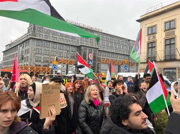 مسيرة وسط العاصمة البولندية وارسو تندد بالعدوان الاسرائيلي على الشعب الفلسطيني