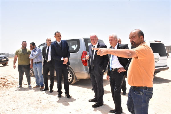 Dr. Maliki checks the operation of the Diplomatic Institute's construction project