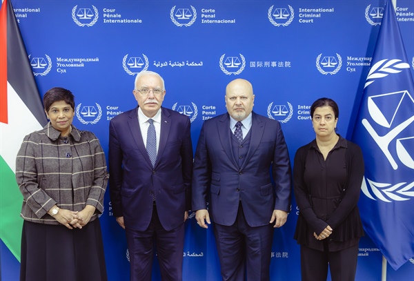 المالكي يلتقي كريم خان المدعي العام للمحكمة الجنائية الدولية في لاهاي