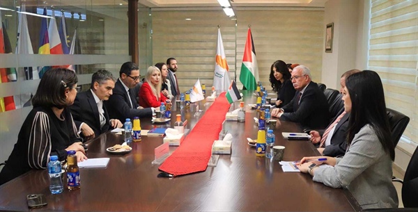 الوزير د. المالكي يلتقي نظيره القبرصي ويطلعه على آخر المستجدات