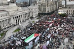 الآلاف يتظاهرون امام ساحة الكونجرس الارجنتيني تضامنا مع الشعب الفلسطيني وضد العدوان الوحشي الإسرائيلي