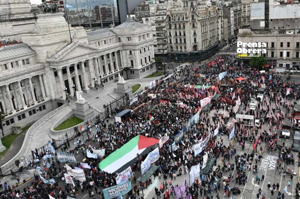 الآلاف يتظاهرون امام ساحة الكونجرس الارجنتيني تضامنا مع الشعب الفلسطيني وضد العدوان الوحشي الإسرائيلي