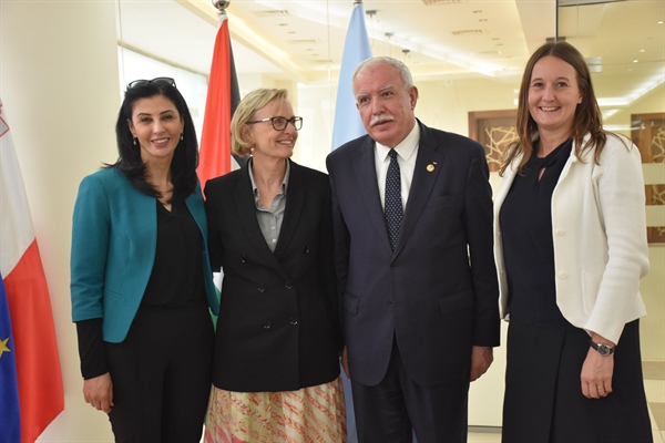 الوزير د.المالكي يستقبل وفداً من الخارجية السويدية