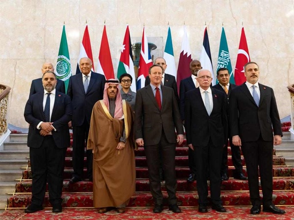 اللجنة الوزارية المكلفة من القمة العربية الإسلامية المشتركة تعقد اجتماعاً رسمياً مع وزير الخارجية البريطاني