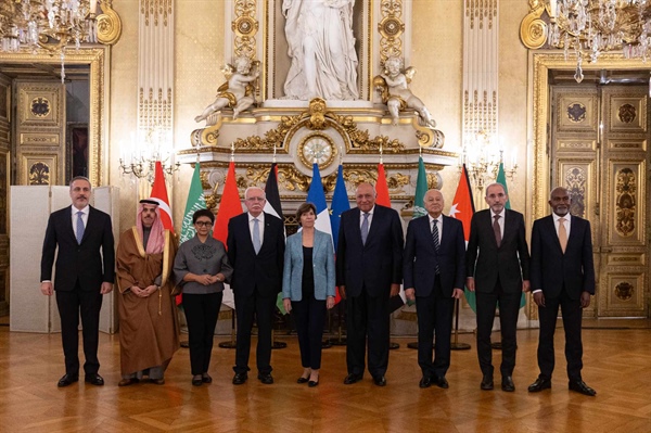 أعضاء اللجنة الوزارية المكلفة من القمة العربية الإسلامية المشتركة غير العادية يلتقون وزيرة الخارجية الفرنسية