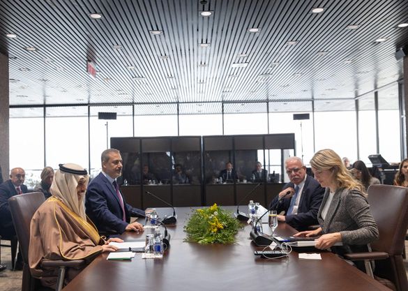 The Ministerial Committee assigned by the Joint Arab Islamic Extraordinary Summit holds official discussions with the Canadian Foreign Minister