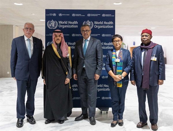 وفد اللجنة الوزارية المكلف من القمة العربية الإسلامية المشتركة غير العادية يلتقون المدير العام لمنظمة الصحة العالمية