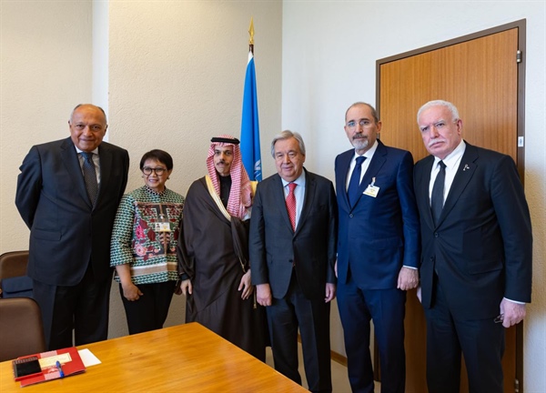 وفد اللجنة الوزارية المكلف من القمة العربية الإسلامية يجتمع مع أمين عام الأمم المتحدة