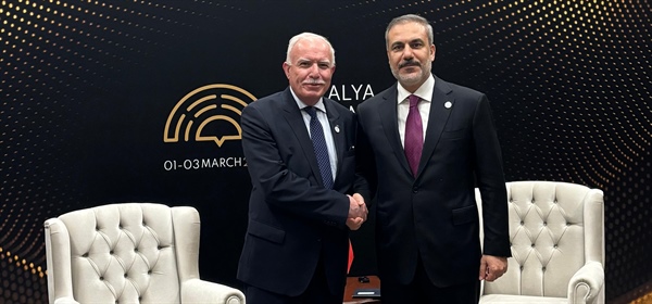 المالكي يلتقي نظيره التركي على هامش أعمال منتدى انطاليا الدبلوماسي