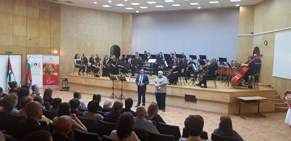السفير احمد المذبوح خلال حفل موسيقى كلاسيكية: نغني للحرية والسلام