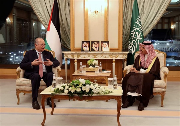 د. مصطفى خلال لقائه وزير خارجية السعودية: الأولوية القصوى لدينا هي وقف العدوان على شعبنا، وتسريع عمليات إغاثة قطاع غزة