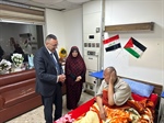 السفير الرويضي يعود جرحى ومرضى قطاع غزة في بغداد