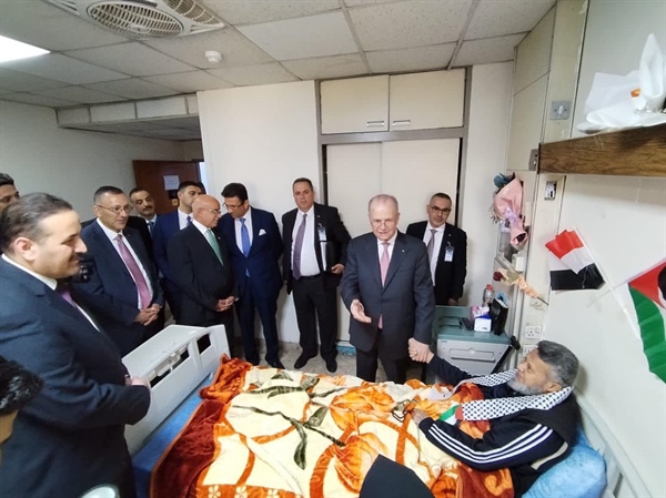 رئيس الوزراء يعود جرحى ومرضى قطاع غزة في مستشفى مدينة الطب في بغداد