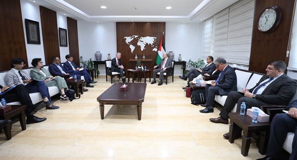 مصطفى يبحث مع مسؤول أوروبي دعم مبادرات الحكومة التنموية وإعادة الإعمار