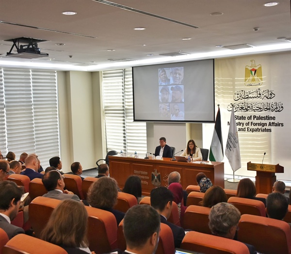 بحضور سفراء ورؤساء بعثات اكثر من 60 دولة ومنظمة دولية..الخارجية والمغتربين وهيئة شؤون الأسرى والمحررين تعقدان جلسة خاصة لاطلاع اعضاء السلك الدبلوماسي المعتمدين لدى دولة فلسطين على الجرائم المروعة التي