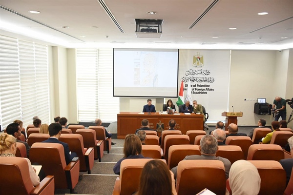 الخارجية والمغتربين تعقد جلسة لاطلاع أعضاء السلك الدبلوماسي المعتمدين لدى دولة فلسطين على المخاطر المترتبة على التوسع الاستيطاني وإرهاب المستعمرين