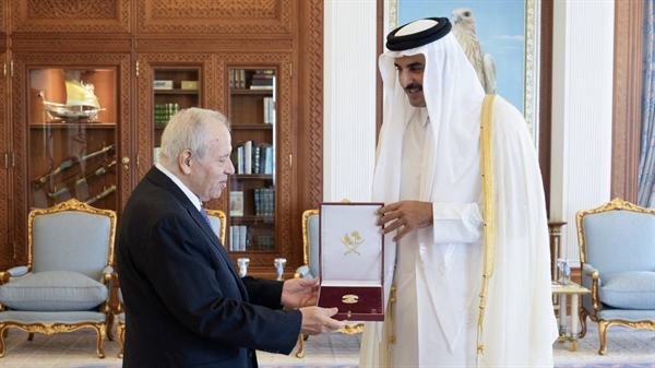 أمير قطر يمنح السفير غنام وسام الوجبة لمناسبة انتهاء مهامه الرسمية لدى قطر