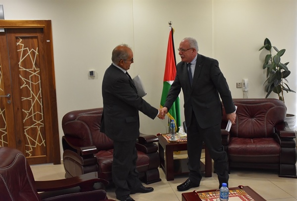 Minister Dr. Malki receives a copy of the credentials of the new President of the Representative Office of the Republic of Portugal accredited to the State of Palestine