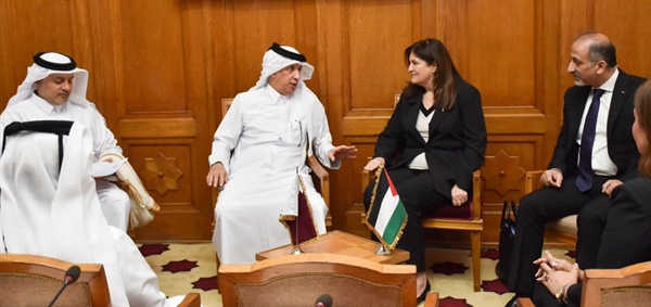 الوزيرة شاهين تلتقي وزير الدولة للشؤون الخارجية لدولة قطر وتطلعه على اخر التطورات