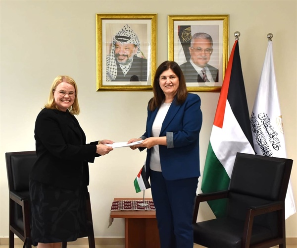 د.شاهين تتسلم نسخة من أوراق اعتماد ممثل جمهورية فنلندا الجديد لدى دولة فلسطين