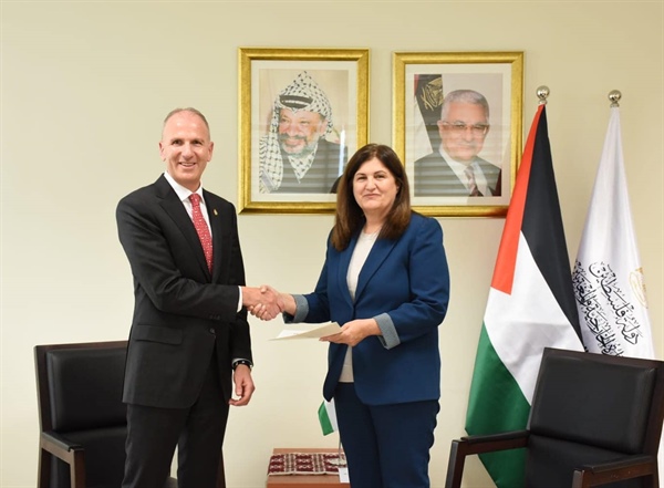 الوزيرة شاهين تتسلم نسخة من أوراق اعتماد ممثل كندا الجديد لدى دولة فلسطين