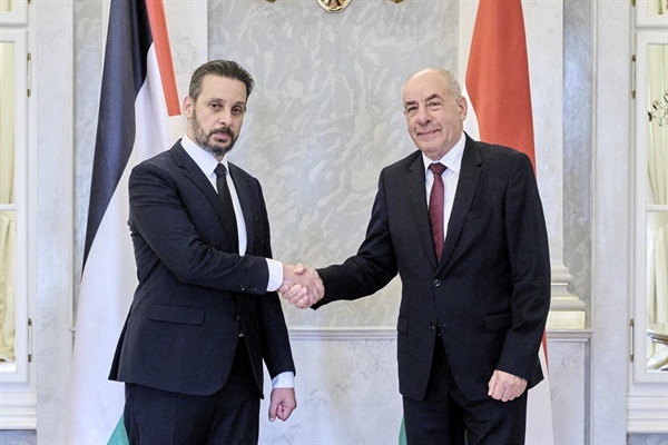 السفير فادي الحسيني يقدم أوراق اعتماده لرئيس المجر سفيرا لدولة فلسطين