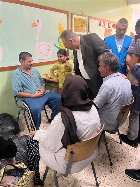 دبور يتفقد النازحين من أبناء شعبنا في مراكز الإيواء في مدينة ومخيمات صيدا