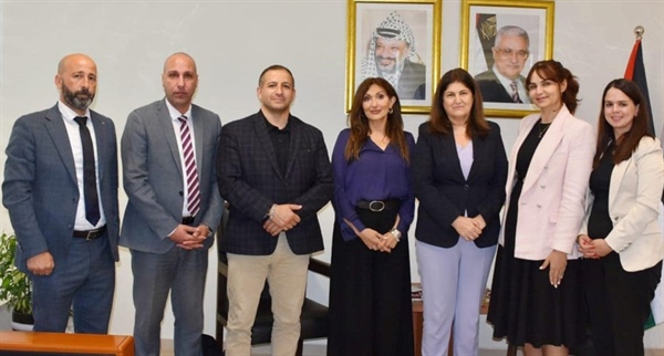 الخارجية وجمعية إغاثة أطفال فلسطين تبحثان الجهود المبذولة لاجلاء جرحى العدوان