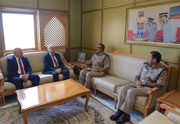 وفد من وحدة العلاقات العربية والتعاون الدولي بوزارة الداخلية في زيارة لسلطنة عُمان