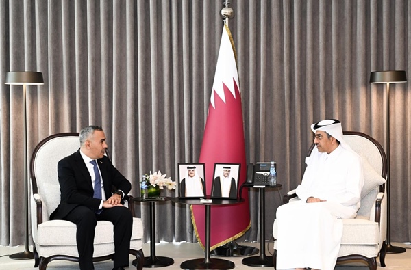 السفير أبو الرب يلتقي وزير العمل القطري ويثمن الدعم المقدم لفلسطين