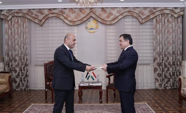 السفير زين الدين يقدم نسخة من أوراق اعتماده سفيرا فوق العادة ومفوضا لدى طاجيكستان