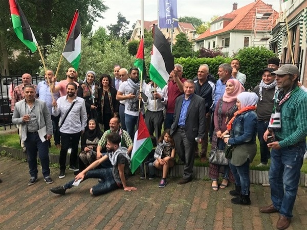 وقفة شعبية في البعثة الفلسطينية في لاهاي دعما للشرعية ومؤسساتها