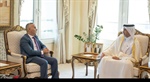 السفير فايز أبو الرب يناقش تعزيز التعاون مع وزير الدولة للشؤون الداخلية في قطر