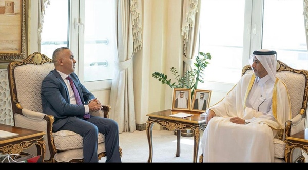 السفير فايز أبو الرب يناقش تعزيز التعاون مع وزير الدولة للشؤون الداخلية في قطر