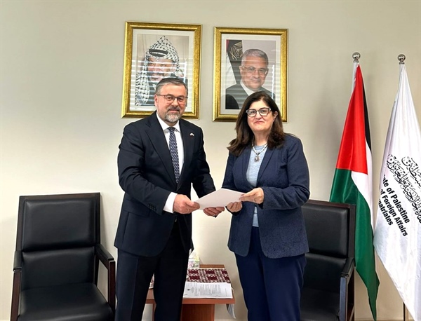 الوزيرة شاهين تتسلم نسخة من أوراق اعتماد ممثل بولندا الجديد لدى دولة فلسطين