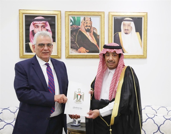 السفير مازن غنيم يقدم نسخة من أوراق اعتماده سفيراً مفوضاً فوق العادة لدى المملكة العربية السعودية