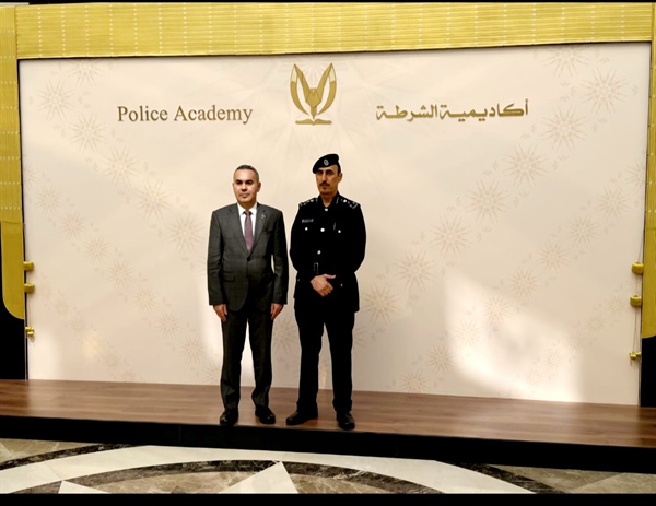 السفير فايز أبو الرب يبحث مع رئيس أكاديمية الشرطة القطرية تعزيز التعاون في التدريب الأمني والدورات الأكاديمية