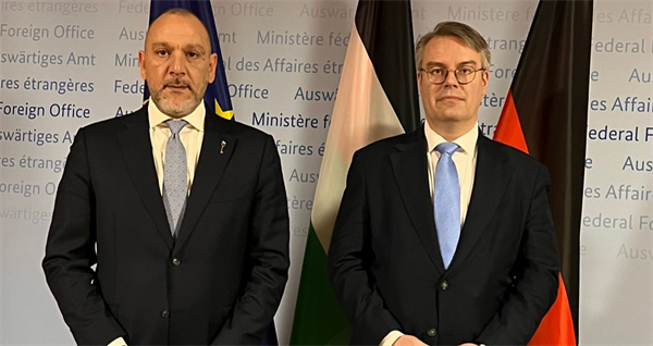 سفير دولة فلسطين لدى ألمانيا يطلع وزير الدولة للشؤون الخارجية الألماني على آخر التطورات
