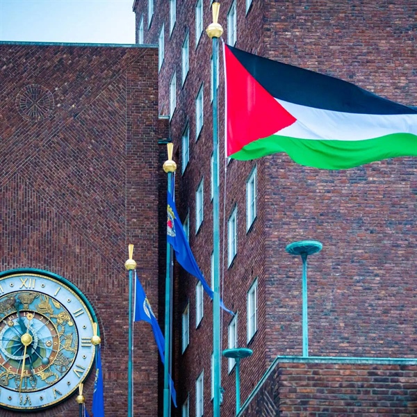 رفع العلم الفلسطيني على مبنى بلدية أوسلو في يوم التضامن مع الشعب الفلسطيني