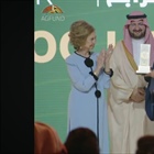 السفير غنيم يتسلم جائزة الأمير طلال الدولية للتنمية البشرية نيابة عن الشاب صلاح الصادي