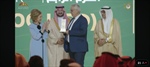 السفير غنيم يتسلم جائزة الأمير طلال الدولية للتنمية البشرية نيابة عن الشاب صلاح الصادي