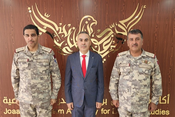 السفير أبو الرب يبحث التعاون مع أكاديمية جوعان بن جاسم للدراسات الدفاعية