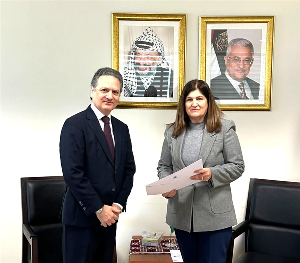 الوزيرة شاهين تتسلم نسخة من أوراق تعيين القنصل الإسباني الجديد لدى دولة فلسطين