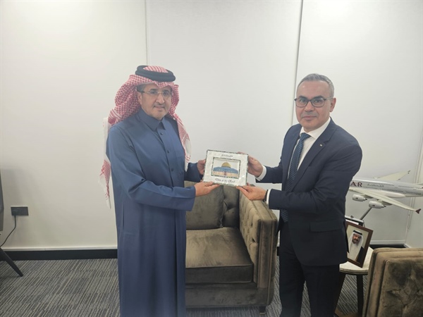 سفيرنا في قطر يبحث مع رئيس الهيئة العامة للطيران المدني تعزيز العلاقات الثنائية