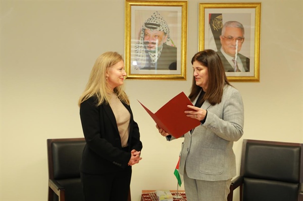 الوزيرة شاهين تتسلم نسخة عن رسالة التعيين الخاصة بالقنصل البريطاني العام الجديد