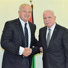 خلال تسلمه نسخه من أوراق اعتماد السفير الروسي الجديد لدى دولة فلسطين